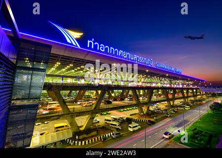 Flughafen Suvarnabhumi in der Dämmerung ist dieser Flughafen das größte von Helmut Jahn entworfene Flughafenterminal mit einem Gebäude. Stockfoto