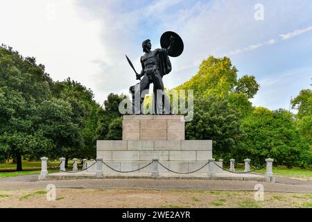 Statue des Achilles im Hyde Park, London, Großbritannien, gewidmet dem Herzog von Wellington und geschmiedet mit Bronze aus gefangenen Kanonen in Feldzügen. Stockfoto