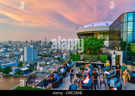 BANGKOK, THAILAND, 20. MAI 2019: Restaurant-Couch-Bar mit Blick auf die Stadt Bangkok in der Three Sixty Lounge des Millennium Hilton Bangkok Hotel in B Stockfoto