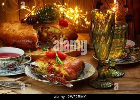 Fleischkuchen mit Tee auf hölzernem Hintergrund Stockfoto