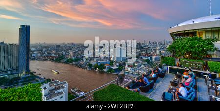 BANGKOK, THAILAND, 20. MAI 2019: Restaurant-Couch-Bar mit Blick auf die Stadt Bangkok in der Three Sixty Lounge des Millennium Hilton Bangkok Hotel in B Stockfoto