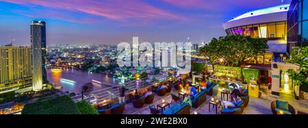 BANGKOK, THAILAND, 20. MAI 2019: Restaurant-Couch-Bar mit Blick auf die Stadt Bangkok in der Three Sixty Lounge des Millennium Hilton Bangkok Hotel in B Stockfoto