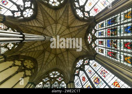 London, Großbritannien - 29. August 2022: Innenraum der Westminster Abbey im gotischen Stil. Die Kirche befindet sich neben dem Palace of Westminster London, England, Großbritannien. Stockfoto