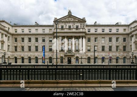 Somerset House – großes neoklassizistisches Gebäude (Entwurf Sir William Chambers, 1776) im Zentrum von London mit Blick auf die Themse. Somerset House - eins von Stockfoto