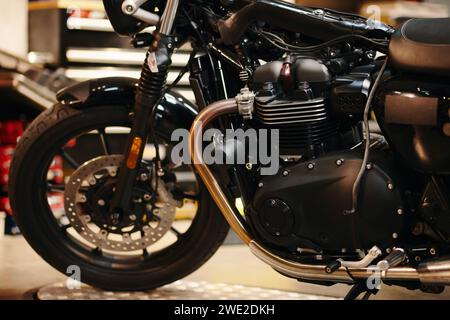 Abgeschnittenes Bild des Motorrads in der modernen Werkstatt des Werkes Stockfoto
