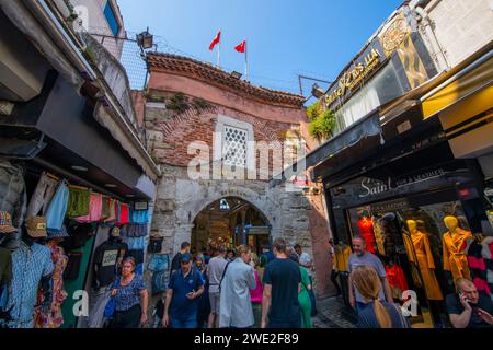 Eingang zum Großen Basar (Kapali Carsi) im Viertel Fatih in der Nähe des Bahnhofs Beyazit in Istanbul, Türkei. Das historische Istanbul gehört zum UNESCO-Weltkulturerbe. Stockfoto