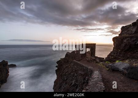 Sonnenuntergang an der rauen Küste (La Fajana) im Norden der Insel La Palma (Kanarischen Inseln, Spanien) Stockfoto