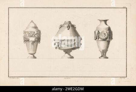 Drie Vazen, Augustin Hay, Jacques-Francois Chéreau, nach Jean Charles Delafosse, 1771 drucken drei verzierte Vasen, links mit Waffen und Schilden, in der Mitte mit Buccanien, rechts mit Medaillons und Girlanden. Paris Papierätzung / Gravurvase  Ornament Stockfoto