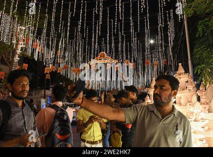 Mumbai, Indien. Januar 2024. Man sieht Menschen, die auf der mit Licht geschmückten Straße vor der Residenz des indischen Geschäftsmannes Mukesh Ambani in Mumbai Fotos machen. Die Straße wurde dekoriert, um der Weihungszeremonie des Hindugottes Lord RAM in Ayodhya im Bundesstaat Uttar Pradesh zu gedenken. Quelle: SOPA Images Limited/Alamy Live News Stockfoto