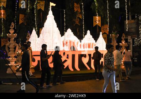 Mumbai, Indien. Januar 2024. Menschen sind in der Nähe der mit Lichtern geschmückten RAM-Tempelinstallation vor der Residenz des indischen Geschäftsmannes Mukesh Ambani in Mumbai zu sehen. Die Straße wurde dekoriert, um der Weihungszeremonie des Hindugottes Lord RAM in Ayodhya im Bundesstaat Uttar Pradesh zu gedenken. Quelle: SOPA Images Limited/Alamy Live News Stockfoto