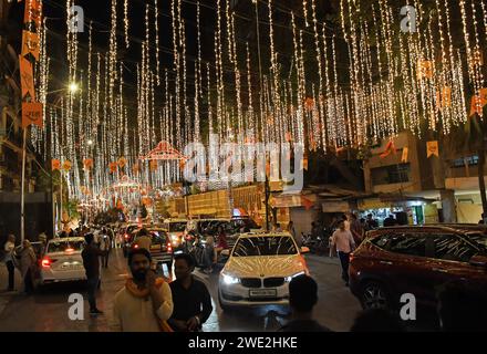 Mumbai, Indien. Januar 2024. Blick auf eine mit Lichtern geschmückte Straße vor der Residenz des indischen Geschäftsmannes Mukesh Ambani in Mumbai. Die Straße wurde dekoriert, um der Weihungszeremonie des Hindugottes Lord RAM in Ayodhya im Bundesstaat Uttar Pradesh zu gedenken. Quelle: SOPA Images Limited/Alamy Live News Stockfoto