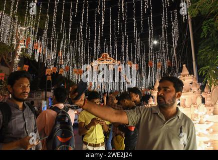 Mumbai, Indien. Januar 2024. Man sieht Menschen, die auf der mit Licht geschmückten Straße vor der Residenz des indischen Geschäftsmannes Mukesh Ambani in Mumbai Fotos machen. Die Straße wurde dekoriert, um der Weihungszeremonie des Hindugottes Lord RAM in Ayodhya im Bundesstaat Uttar Pradesh zu gedenken. (Foto: Ashish Vaishnav/SOPA Images/SIPA USA) Credit: SIPA USA/Alamy Live News Stockfoto