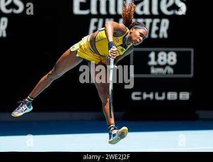 Melbourne, Australien. Januar 2024. Der US-amerikanische Tennisspieler Coco Gauff spielte am Dienstag, den 23. Januar 2024, während des Australian Open Turniers im Melbourne Park. © Jürgen Hasenkopf / Alamy Live News Stockfoto