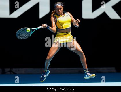 Melbourne, Australien. Januar 2024. Der US-amerikanische Tennisspieler Coco Gauff spielte am Dienstag, den 23. Januar 2024, während des Australian Open Turniers im Melbourne Park. © Jürgen Hasenkopf / Alamy Live News Stockfoto