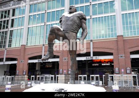 BALTIMORE, MARYLAND, 20. JAN: Eine Statue des ehemaligen Linebacker Ray Lewis von Baltimore Ravens im M&T Bank Stadium am 20. Januar 2024 in Baltimore, Maryland. Stockfoto