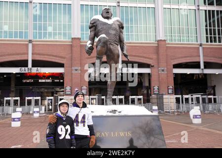 BALTIMORE, MARYLAND, 20. JAN: Eine Statue des ehemaligen Linebacker Ray Lewis von Baltimore Ravens im M&T Bank Stadium am 20. Januar 2024 in Baltimore, Maryland. Stockfoto
