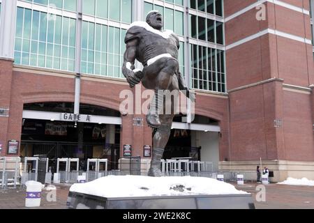 BALTIMORE, MARYLAND, 20. JAN: Eine Statue des ehemaligen Linebacker Ray Lewis von Baltimore Ravens im M&T Bank Stadium am 20. Januar 2024 in Baltimore, Maryland. Stockfoto