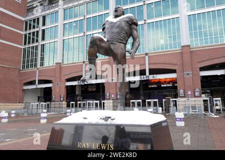BALTIMORE, MARYLAND, 20. JAN: Eine Statue des ehemaligen Linebacker Ray Lewis von Baltimore Ravens im M&T Bank Stadium am 20. Januar 2024 in Baltimore, Maryland. Stockfoto