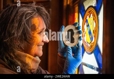 Abbotsford, Großbritannien. Januar 2024. 22. Januar 2023 vor Burn Night am 25. Januar hält Claudia Bolling – House and Collections Officer beim Abbotsford Trust – eine ovale Silhouette von Robert Burns, Brustlänge rechts von Richard Cosway Picture Credit: phil wilkinson/Alamy Live News Stockfoto