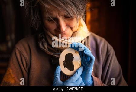 Abbotsford, Großbritannien. Januar 2024. 22. Januar 2023 vor Burn Night am 25. Januar hält Claudia Bolling – House and Collections Officer beim Abbotsford Trust – eine ovale Silhouette von Robert Burns, Brustlänge rechts von Richard Cosway Picture Credit: phil wilkinson/Alamy Live News Stockfoto