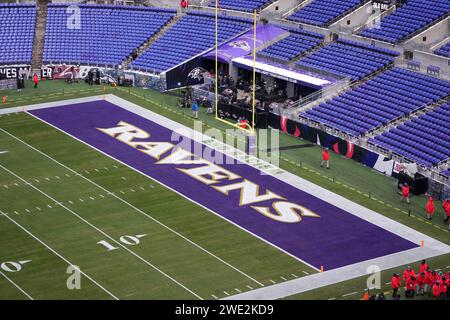 BALTIMORE, MARYLAND, 20. JAN: Das Baltimore Ravens Logo und die Worte „End Racism“ in der Endzone im M&T Bank Stadium am 20. Januar 2024 in Baltimore, Maryland. Stockfoto