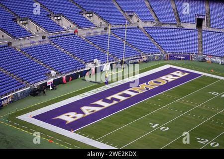 BALTIMORE, MARYLAND, 20. JAN: Das Baltimore Ravens Logo und die Worte „IT Takes All of US“ in der Endzone im M&T Bank Stadium am 20. Januar 2024 in Baltimore, Maryland. Stockfoto