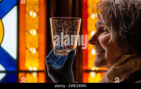 22. Januar 2023 „Raising a Glass to Robert Burns“ vor der Burn Night am 25. Januar, Claudia Bolling – House and Collections Officer beim Abbotsford Trust, hält – Robert Burns Glasbecher, Diamantspitze graviert vom Dichter Robert Burns (25. Januar 1759 - 21. Juli 1796) die in das Glas geschnittenen Verse lauten: „Ihr seid willkommen, Willie Stewart….“ Und wurden für einen Faktor eines Dumfriesshire Anwesens auf einem Glas aus dem Brownhill Inn in Thornhill geschrieben. Scott hatte es 1829 erworben, weil seine Existenz in J.G. Lockharts Life of Burns dokumentiert ist. Stockfoto