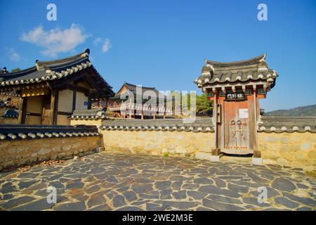 Sangju City, Südkorea - 18. November 2023: Das Tor und die Tür der Donam Konfucian Academy, erbaut 1606 zum Gedenken an den berühmten Mönch Seo-hye Stockfoto