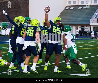 Honolulu, Hawaii, USA. Januar 2024. Jayden Jackson #65, ein Oklahoma Commit, gewinnt beim Polynesian Bowl High School Football im Kunuiakea Stadium auf dem Kapalama Campus der Kamehameha Schools in Honolulu, Hawaii, einen Fumble. Glenn Yoza/CSM/Alamy Live News Stockfoto