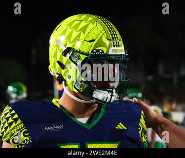 Honolulu, Hawaii, USA. Januar 2024. Ein Nebraska Commitment, das sich mit Trainern während des Polynesian Bowl High School Football Showcases im Kunuiakea Stadium auf dem Kamehameha Schools Kapalama Campus in Honolulu, Hawaii, unterhalten hat. Glenn Yoza/CSM/Alamy Live News Stockfoto