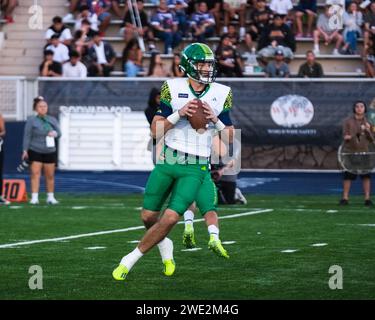 Honolulu, Hawaii, USA. Januar 2024. Team Makua Quarterback Jake Merklinger #4, ein Tennessee Commit, fällt während des Polynesian Bowl High School Football Showcases im Kunuiakea Stadium auf dem Campus der Kamehameha Schools Kapalama in Honolulu, Hawaii, zurück. Glenn Yoza/CSM/Alamy Live News Stockfoto