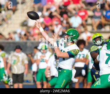 Honolulu, Hawaii, USA. Januar 2024. Team Makua Quarterback Jake Merklinger #4, ein Tennessee Commit, wirft den Ball während der Polynesian Bowl High School Football Show im Kunuiakea Stadium auf dem Campus der Kamehameha Schools Kapalama in Honolulu, Hawaii. Glenn Yoza/CSM/Alamy Live News Stockfoto