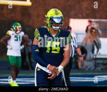 Honolulu, Hawaii, USA. Januar 2024. Team Makai Quarterback Dylan Raiola #15, ein Nebraska Commit, wartet auf den Play Call während der Polynesian Bowl High School Football Show im Kunuiakea Stadium auf dem Campus der Kamehameha Schools Kapalama in Honolulu, Hawaii. Glenn Yoza/CSM/Alamy Live News Stockfoto