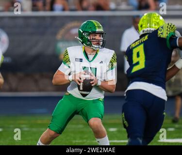 Honolulu, Hawaii, USA. Januar 2024. Team Makua Quarterback Isaac Wilson #11, ein Utah Commit, fällt während des Polynesian Bowl High School Football Showcases im Kunuiakea Stadium auf dem Campus der Kamehameha Schools Kapalama in Honolulu, Hawaii, zurück. Glenn Yoza/CSM/Alamy Live News Stockfoto