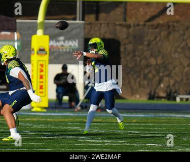 Honolulu, Hawaii, USA. Januar 2024. Team Makai Quarterback Micah Alejado #3, ein Hawaii Commit, wirft den Ball während der Polynesian Bowl High School Football Show im Kunuiakea Stadium auf dem Campus der Kamehameha Schools Kapalama in Honolulu, Hawaii. Glenn Yoza/CSM/Alamy Live News Stockfoto