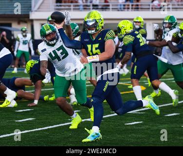 Honolulu, Hawaii, USA. Januar 2024. Team Makai Quarterback Dylan Raiola #15, ein Nebraska Commit, wirft den Ball während der Polynesian Bowl High School Football Show im Kunuiakea Stadium auf dem Kamehameha Schools Kapalama Campus in Honolulu, Hawaii. Glenn Yoza/CSM/Alamy Live News Stockfoto