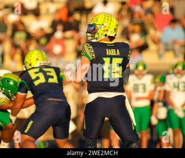 Honolulu, Hawaii, USA. Januar 2024. Team Makai Quarterback Dylan Raiola #15, ein Nebraska Commit, fällt während des Polynesian Bowl High School Football Showcases im Kunuiakea Stadium auf dem Campus der Kamehameha Schools Kapalama in Honolulu, Hawaii, zurück. Glenn Yoza/CSM/Alamy Live News Stockfoto