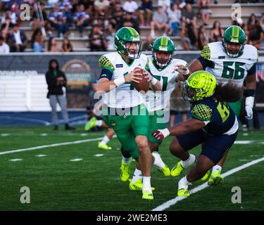 Honolulu, Hawaii, USA. Januar 2024. Team Makua Quarterback Jake Merklinger #4, ein Tennessee Commit, vermeidet es, während der Polynesian Bowl High School Football Show im Kunuiakea Stadium auf dem Kamehameha Schools Kapalama Campus in Honolulu, Hawaii, entlassen zu werden. Glenn Yoza/CSM/Alamy Live News Stockfoto