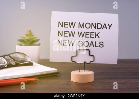 Neuer Montag neue Woche neue Ziele in einer Notiz Stockfoto