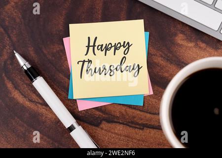 Happy Thursday Gruß auf Klebezettel auf Holztisch Stockfoto