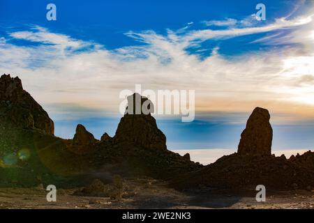 Trona, Kalifornien, USA. Januar 2024. Die Trona Pinnacles sind ein einzigartiges geologisches Merkmal in der California Desert Conservation Area. Die ungewöhnliche Landschaft besteht aus mehr als 500 Tufftürmen, von denen einige bis zu 140 Meter hoch sind, die sich aus dem Bett des Searles Dry Lake-Beckens erheben. Die Pinnacles wurden vor 10.000 bis 100.000 Jahren gegründet. Quelle: Katrina Kochneva/ZUMA Wire/ZUMAPRESS.com/Alamy Live News Stockfoto