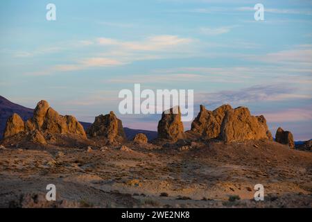 Trona, Kalifornien, USA. Januar 2024. Die Trona Pinnacles sind ein einzigartiges geologisches Merkmal in der California Desert Conservation Area. Die ungewöhnliche Landschaft besteht aus mehr als 500 Tufftürmen, von denen einige bis zu 140 Meter hoch sind, die sich aus dem Bett des Searles Dry Lake-Beckens erheben. Die Pinnacles wurden vor 10.000 bis 100.000 Jahren gegründet. Quelle: Katrina Kochneva/ZUMA Wire/ZUMAPRESS.com/Alamy Live News Stockfoto