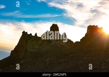 Trona, Kalifornien, USA. Januar 2024. Die Trona Pinnacles sind ein einzigartiges geologisches Merkmal in der California Desert Conservation Area. Die ungewöhnliche Landschaft besteht aus mehr als 500 Tufftürmen, von denen einige bis zu 140 Meter hoch sind, die sich aus dem Bett des Searles Dry Lake-Beckens erheben. Die Pinnacles wurden vor 10.000 bis 100.000 Jahren gegründet. Quelle: Katrina Kochneva/ZUMA Wire/ZUMAPRESS.com/Alamy Live News Stockfoto