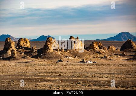 Trona, Kalifornien, USA. Januar 2024. Die Trona Pinnacles sind ein einzigartiges geologisches Merkmal in der California Desert Conservation Area. Die ungewöhnliche Landschaft besteht aus mehr als 500 Tufftürmen, von denen einige bis zu 140 Meter hoch sind, die sich aus dem Bett des Searles Dry Lake-Beckens erheben. Die Pinnacles wurden vor 10.000 bis 100.000 Jahren gegründet. Quelle: Katrina Kochneva/ZUMA Wire/ZUMAPRESS.com/Alamy Live News Stockfoto