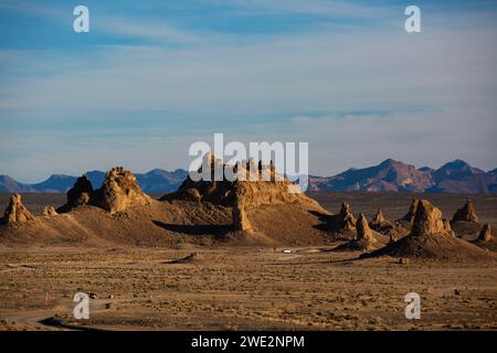 Trona, Kalifornien, USA. Januar 2024. Die Trona Pinnacles sind ein einzigartiges geologisches Merkmal in der California Desert Conservation Area. Die ungewöhnliche Landschaft besteht aus mehr als 500 Tufftürmen, von denen einige bis zu 140 Meter hoch sind, die sich aus dem Bett des Searles Dry Lake-Beckens erheben. Die Pinnacles wurden vor 10.000 bis 100.000 Jahren gegründet. Quelle: Katrina Kochneva/ZUMA Wire/ZUMAPRESS.com/Alamy Live News Stockfoto