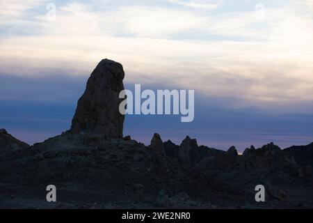 Trona, Kalifornien, USA. Januar 2024. Die Trona Pinnacles sind ein einzigartiges geologisches Merkmal in der California Desert Conservation Area. Die ungewöhnliche Landschaft besteht aus mehr als 500 Tufftürmen, von denen einige bis zu 140 Meter hoch sind, die sich aus dem Bett des Searles Dry Lake-Beckens erheben. Die Pinnacles wurden vor 10.000 bis 100.000 Jahren gegründet. Quelle: Katrina Kochneva/ZUMA Wire/ZUMAPRESS.com/Alamy Live News Stockfoto