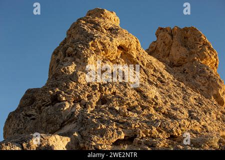 Trona, Kalifornien, USA. Januar 2024. Die Trona Pinnacles sind ein einzigartiges geologisches Merkmal in der California Desert Conservation Area. Die ungewöhnliche Landschaft besteht aus mehr als 500 Tufftürmen, von denen einige bis zu 140 Meter hoch sind, die sich aus dem Bett des Searles Dry Lake-Beckens erheben. Die Pinnacles wurden vor 10.000 bis 100.000 Jahren gegründet. Quelle: Katrina Kochneva/ZUMA Wire/ZUMAPRESS.com/Alamy Live News Stockfoto