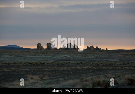 Trona, Kalifornien, USA. Januar 2024. Die Trona Pinnacles sind ein einzigartiges geologisches Merkmal in der California Desert Conservation Area. Die ungewöhnliche Landschaft besteht aus mehr als 500 Tufftürmen, von denen einige bis zu 140 Meter hoch sind, die sich aus dem Bett des Searles Dry Lake-Beckens erheben. Die Pinnacles wurden vor 10.000 bis 100.000 Jahren gegründet. Quelle: Katrina Kochneva/ZUMA Wire/ZUMAPRESS.com/Alamy Live News Stockfoto