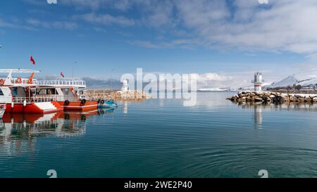 Fahren Sie mit den Booten am Van Lake Hafen, die zur Insel Akdamar in der armenischen Akdamar-Kirche segeln. Van-See im Winter Stockfoto