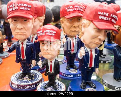 New York, USA - 29. April 2023: Donald Trump Figuren zum Verkauf in einem Touristenladen in Manhattan, New York. Stockfoto